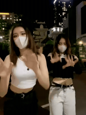 Khung hình "một chín một mười" của Phương Oanh và chị gái song sinh