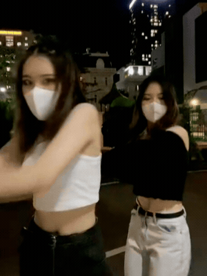 Khung hình "một chín một mười" của Phương Oanh và chị gái song sinh