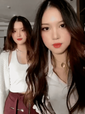 Khung hình "một chín một mười" của Phương Oanh và chị gái song sinh