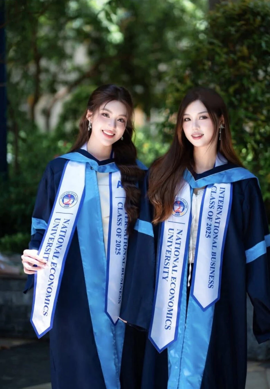 Khung hình "một chín một mười" của Phương Oanh và chị gái song sinh