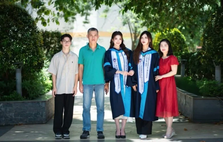 Khung hình "một chín một mười" của Phương Oanh và chị gái song sinh