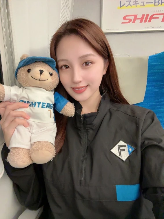 Kiếm tiền từ ảnh gợi cảm: Hot girl gây sốt khi cấm fan xem Q1 và công khai bộ quy tắc gây tranh cãi