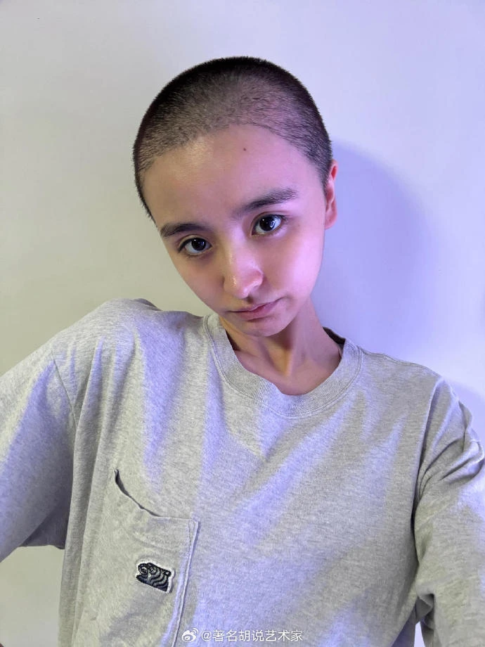 Kim Tử Hàm ra tín hiệu cầu cứu qua một bài hát, cuộc sống đang bị kiểm soát