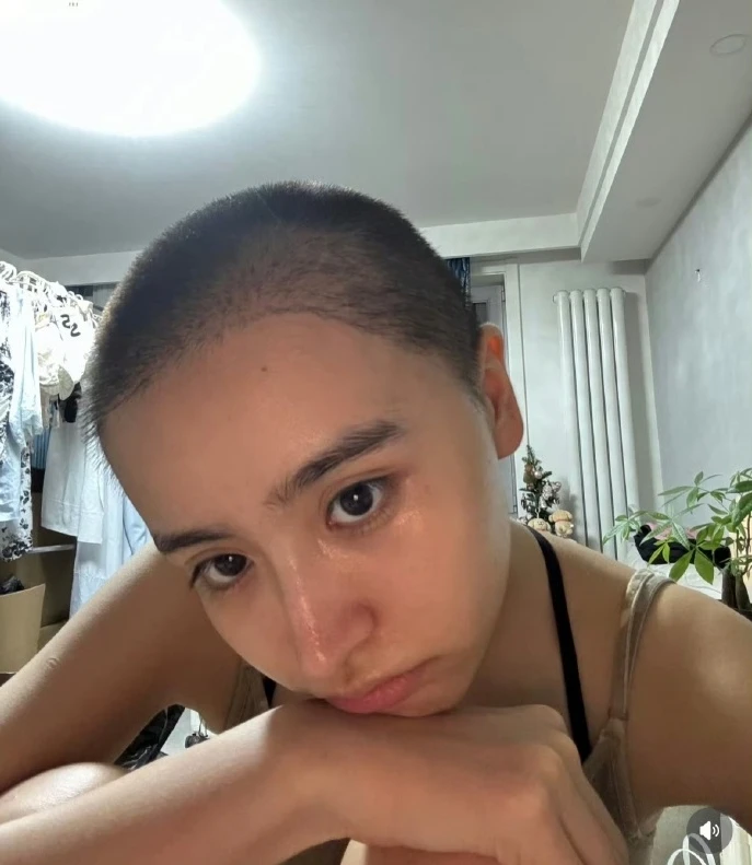 Kim Tử Hàm ra tín hiệu cầu cứu qua một bài hát, cuộc sống đang bị kiểm soát