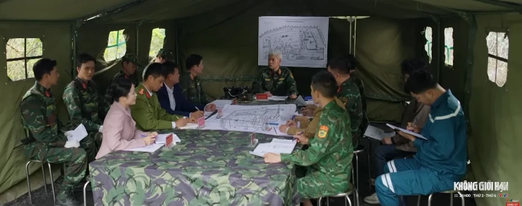 Lam Anh đi cùng người đàn ông bí ẩn Lam Anh đi cùng người đàn ông bí ẩn