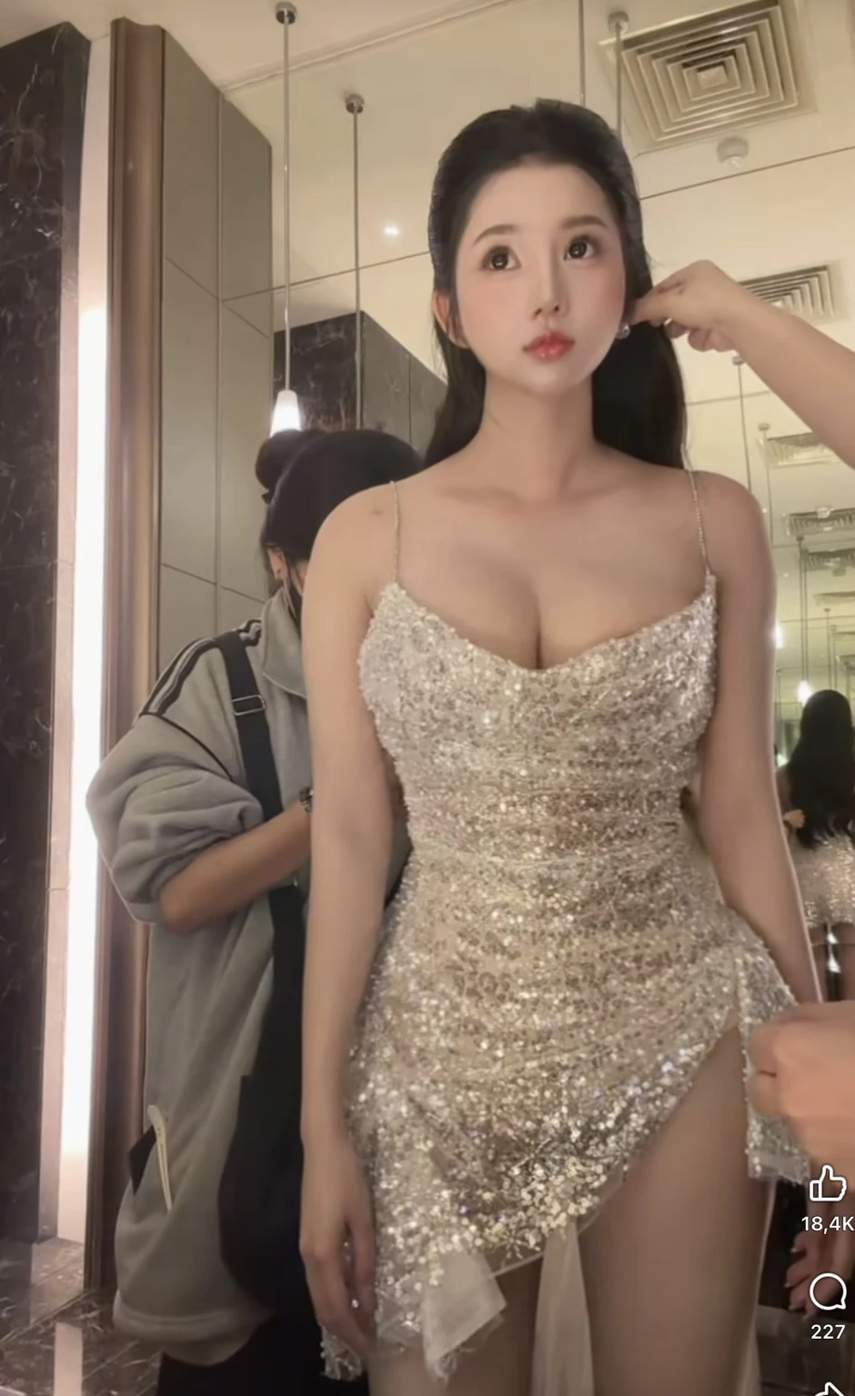 Làm clip bán váy, "thần tiên tỷ tỷ" hút gần 8 triệu view, tin nhắn đặt hàng quá tải