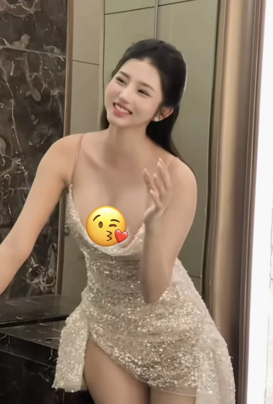 Làm clip bán váy, "thần tiên tỷ tỷ" hút gần 8 triệu view, tin nhắn đặt hàng quá tải