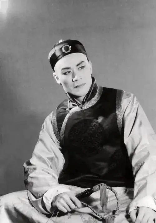 Lam Thiên Dã sáng đi đóng phim, tối làm điệp viên