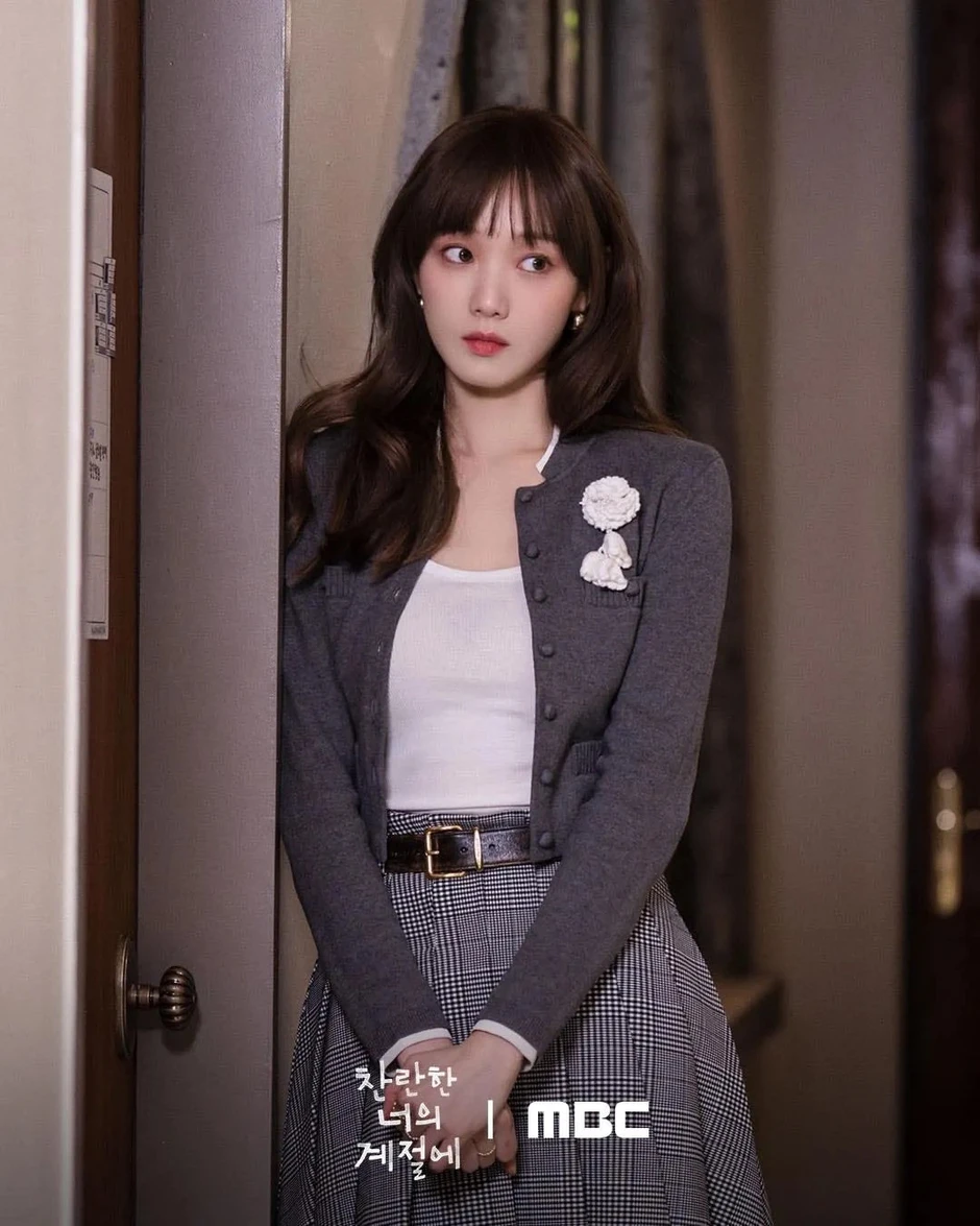 Lee Sung Kyung tỏa sáng với nhan sắc rạng ngời và thần thái đầy cuốn hút trên màn ảnh