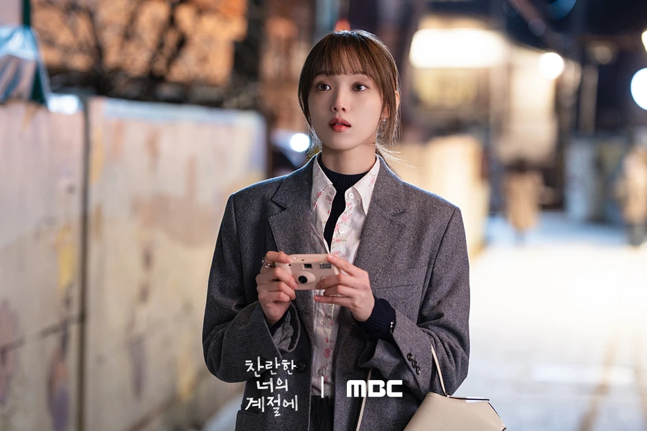 Lee Sung Kyung tỏa sáng với nhan sắc rạng ngời và thần thái đầy cuốn hút trên màn ảnh