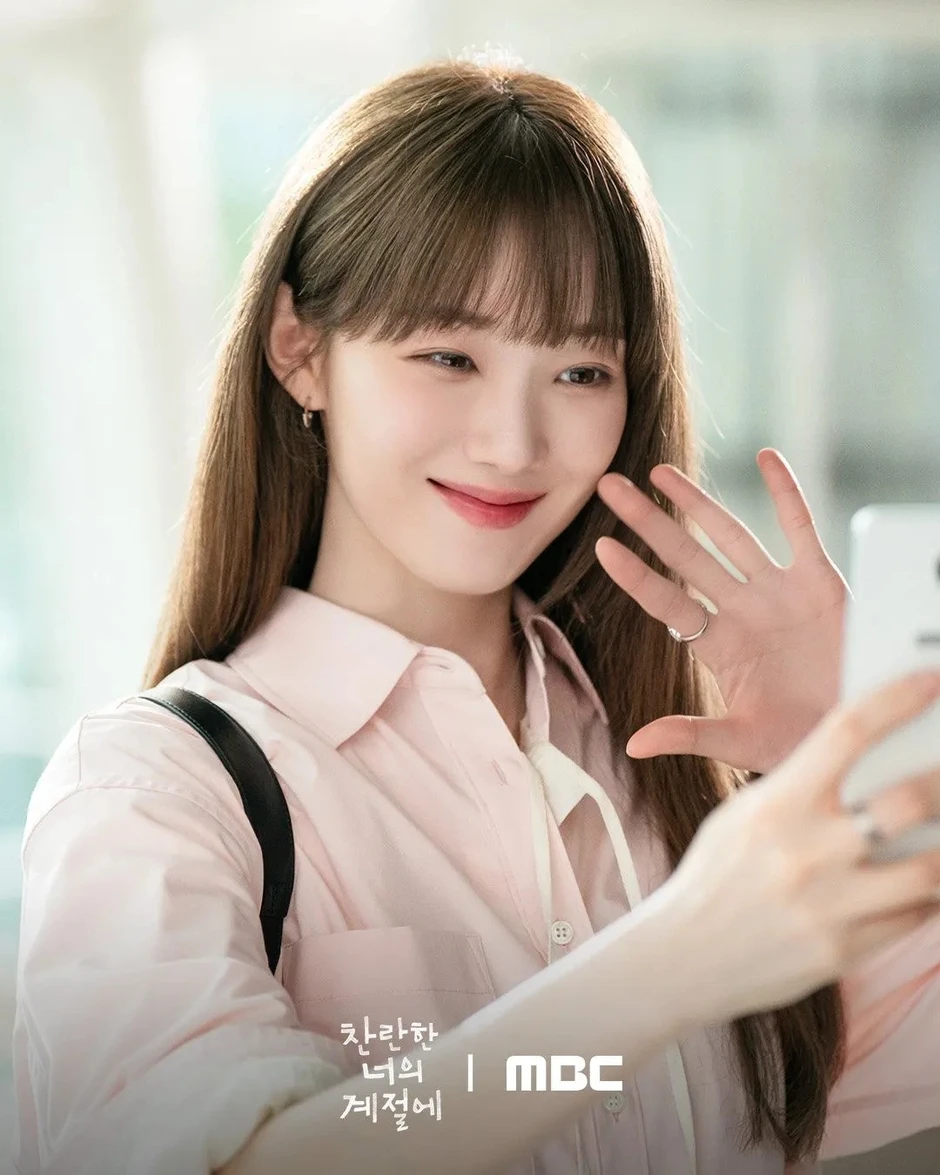 Lee Sung Kyung tỏa sáng với nhan sắc rạng ngời và thần thái đầy cuốn hút trên màn ảnh