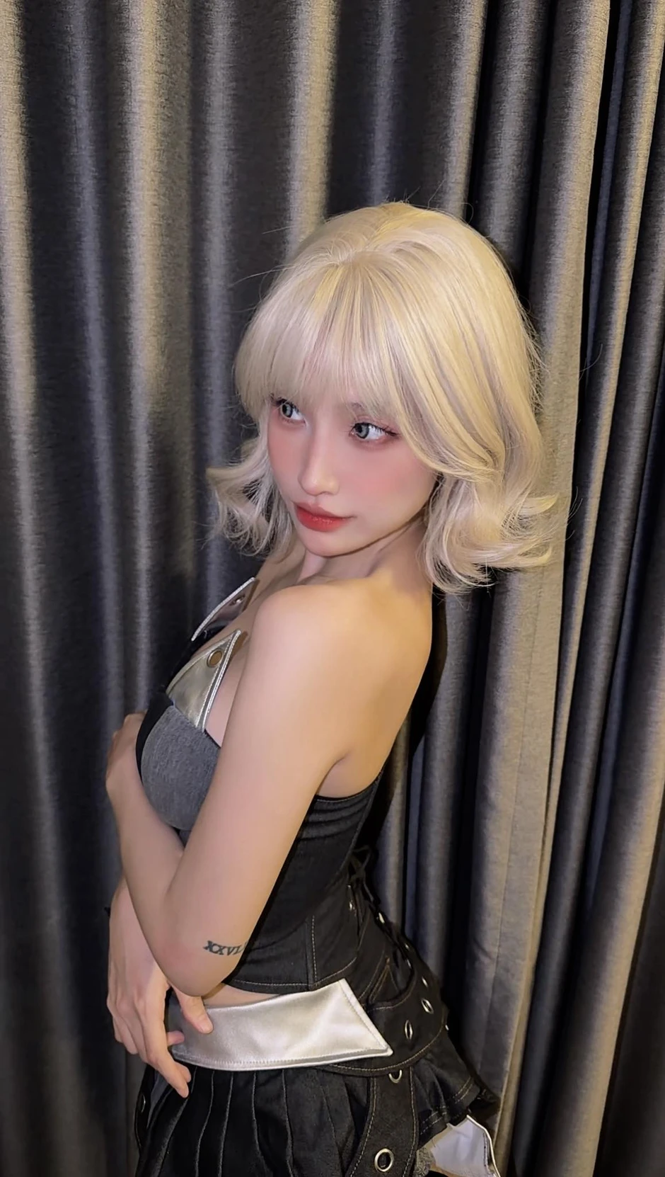 Lily Phan gây choáng với bộ ảnh thả dáng nuột như gái 18, fan trầm trồ trước vẻ đẹp rạo rực