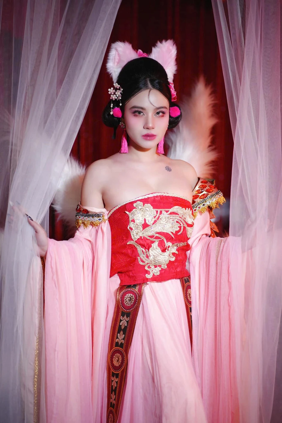 Linh Miu và cú lột xác từ hot girl trong sáng đến "thánh nữ" gợi cảm Linh Miu và cú lột xác từ hot girl trong sáng đến "thánh nữ" gợi cảm