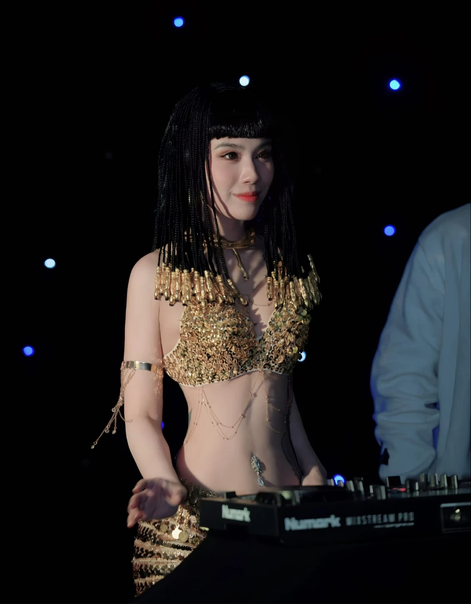 Linh Miu và cú lột xác từ hot girl trong sáng đến "thánh nữ" gợi cảm Linh Miu và cú lột xác từ hot girl trong sáng đến "thánh nữ" gợi cảm