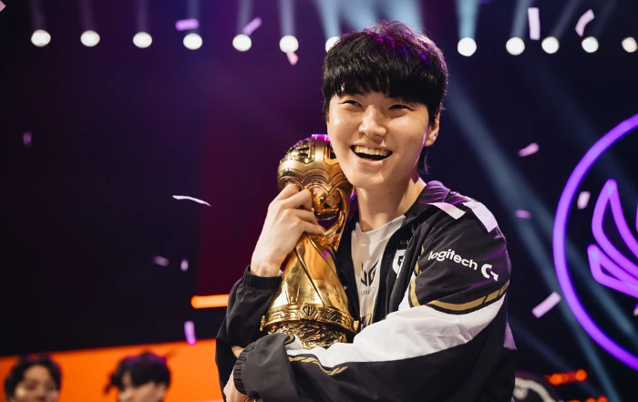 LMHT: Chovy trả lời câu hỏi của người hâm mộ có nên buông MSI, EWC để thắng CKTG ? LMHT: Chovy trả lời câu hỏi của người hâm mộ có nên buông MSI, EWC để thắng CKTG ?