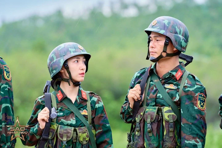 Loạt khoảnh khắc Đại úy Văn Cương chăm sóc Hòa Minzy tình bể tình gây sốt