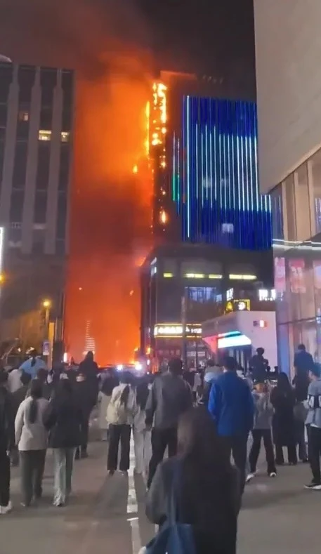 Lửa nuốt trọn chung cư cao tầng tại Trung Quốc, cảnh tượng kinh hoàng khiến nhiều người hoảng loạn