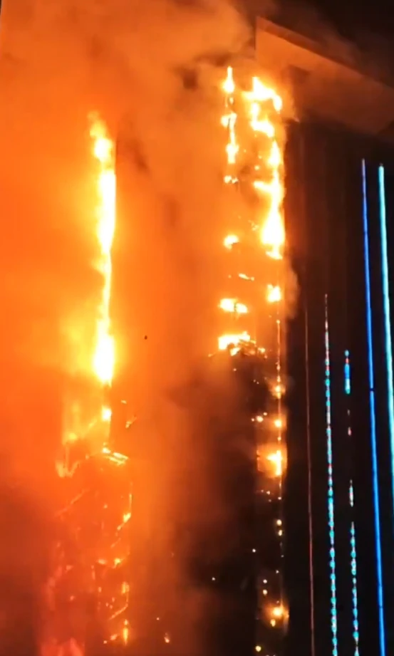 Lửa nuốt trọn chung cư cao tầng tại Trung Quốc, cảnh tượng kinh hoàng khiến nhiều người hoảng loạn