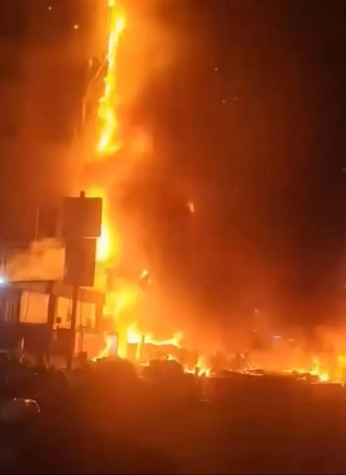 Lửa nuốt trọn chung cư cao tầng tại Trung Quốc, cảnh tượng kinh hoàng khiến nhiều người hoảng loạn