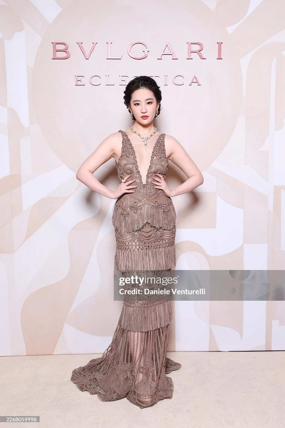 Lưu Diệc Phi, Anne Hathaway và cả dàn sao quốc tế tranh vị trí center trên thảm đỏ, nhiếp ảnh bấm máy mỏi cả tay Lưu Diệc Phi, Anne Hathaway và cả dàn sao quốc tế tranh vị trí center trên thảm đỏ, nhiếp ảnh bấm máy mỏi cả tay