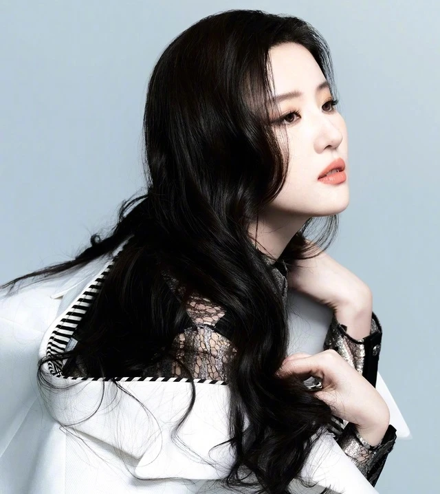 Lưu Diệc Phi già trước tuổi lại được khen nức nở