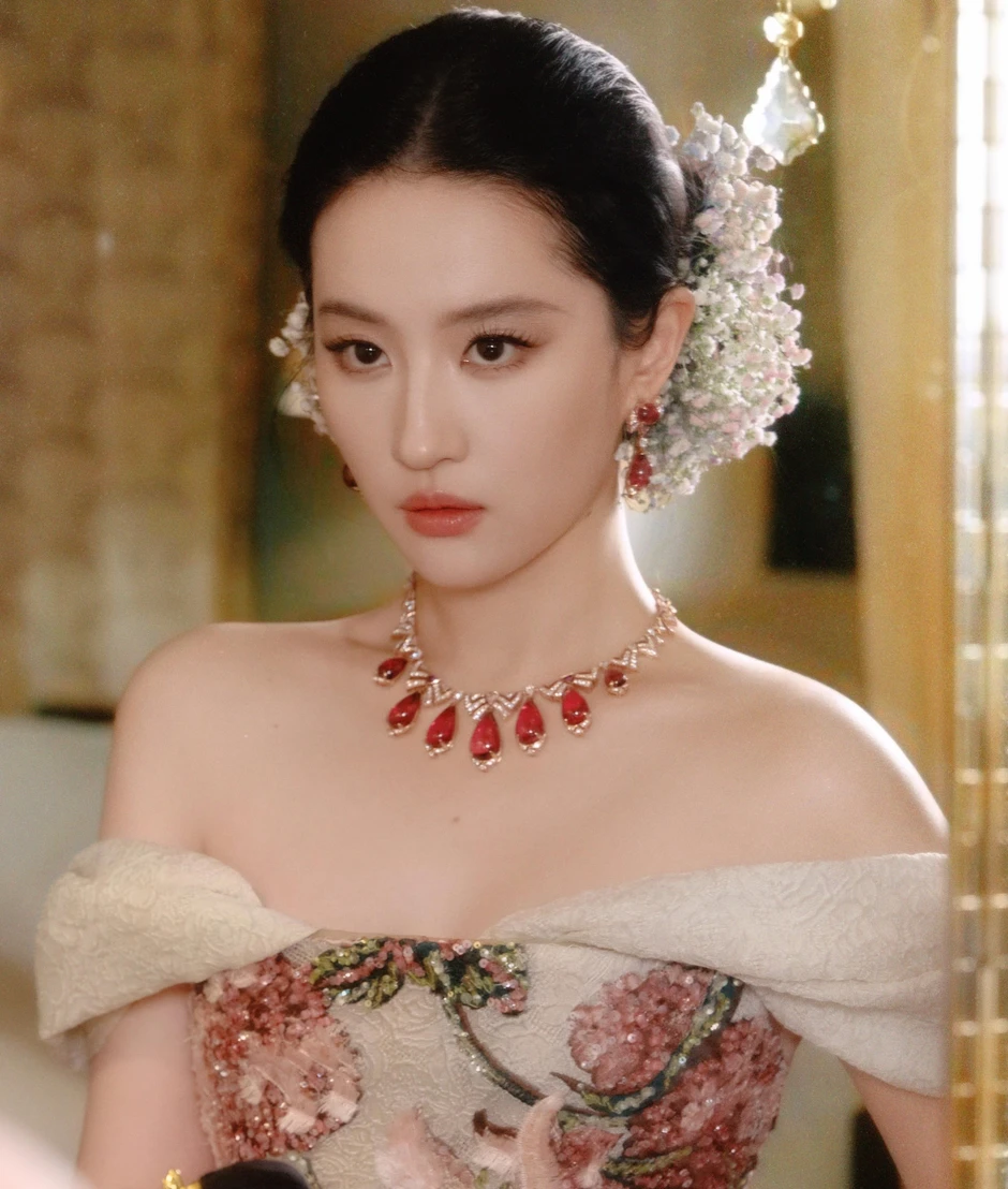 Lưu Diệc Phi già trước tuổi lại được khen nức nở