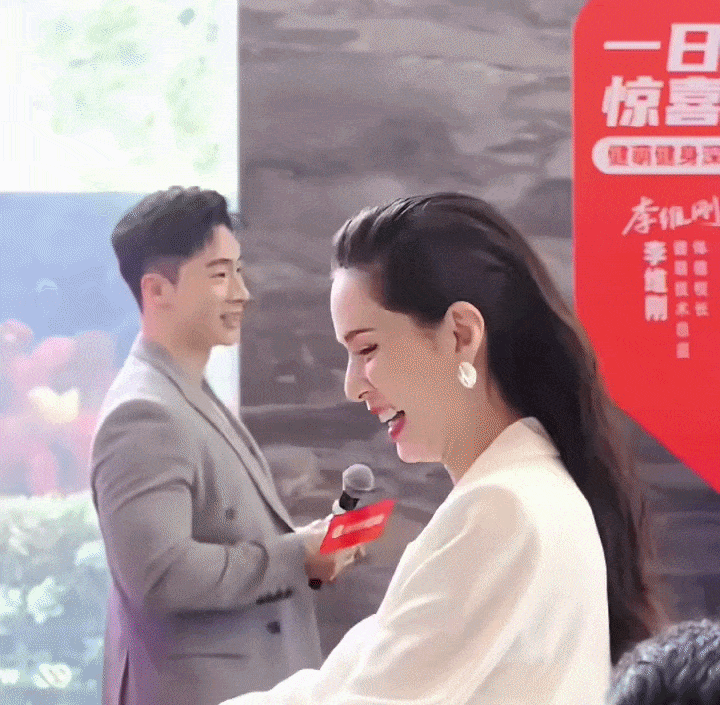 Lý Nhược Đồng càng nhìn càng không thấy giống con người