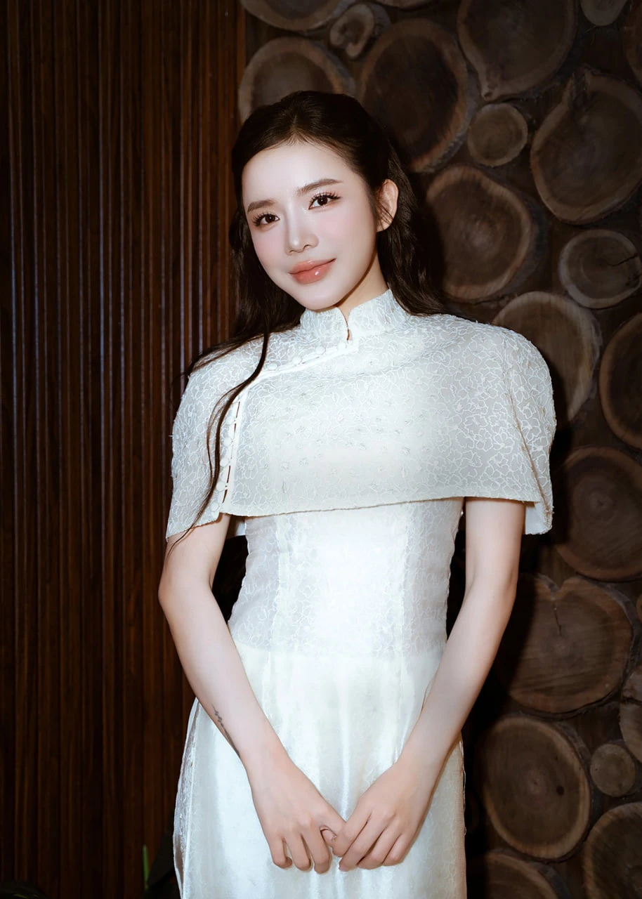 LyLy chỉ cần đàn hát là được khen