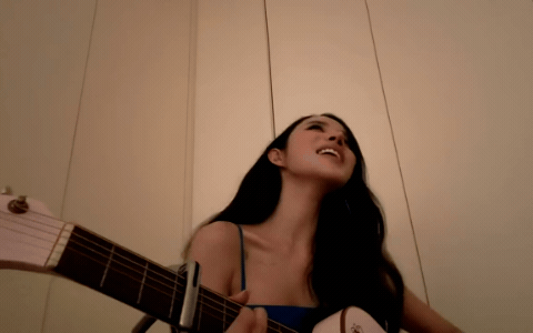 LyLy chỉ cần đàn hát là được khen