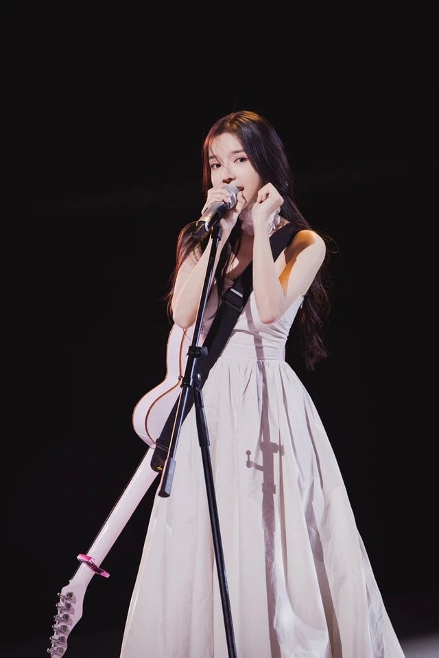 LyLy chỉ cần đàn hát là được khen