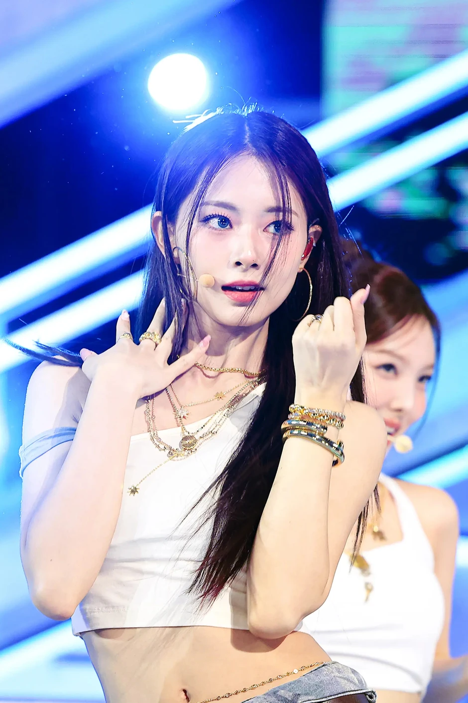 Mỹ nhân đẹp nhất thế giới khóc nức nở, về quê sau 10 năm bị cấm sóng lập tức làm nên lịch sử