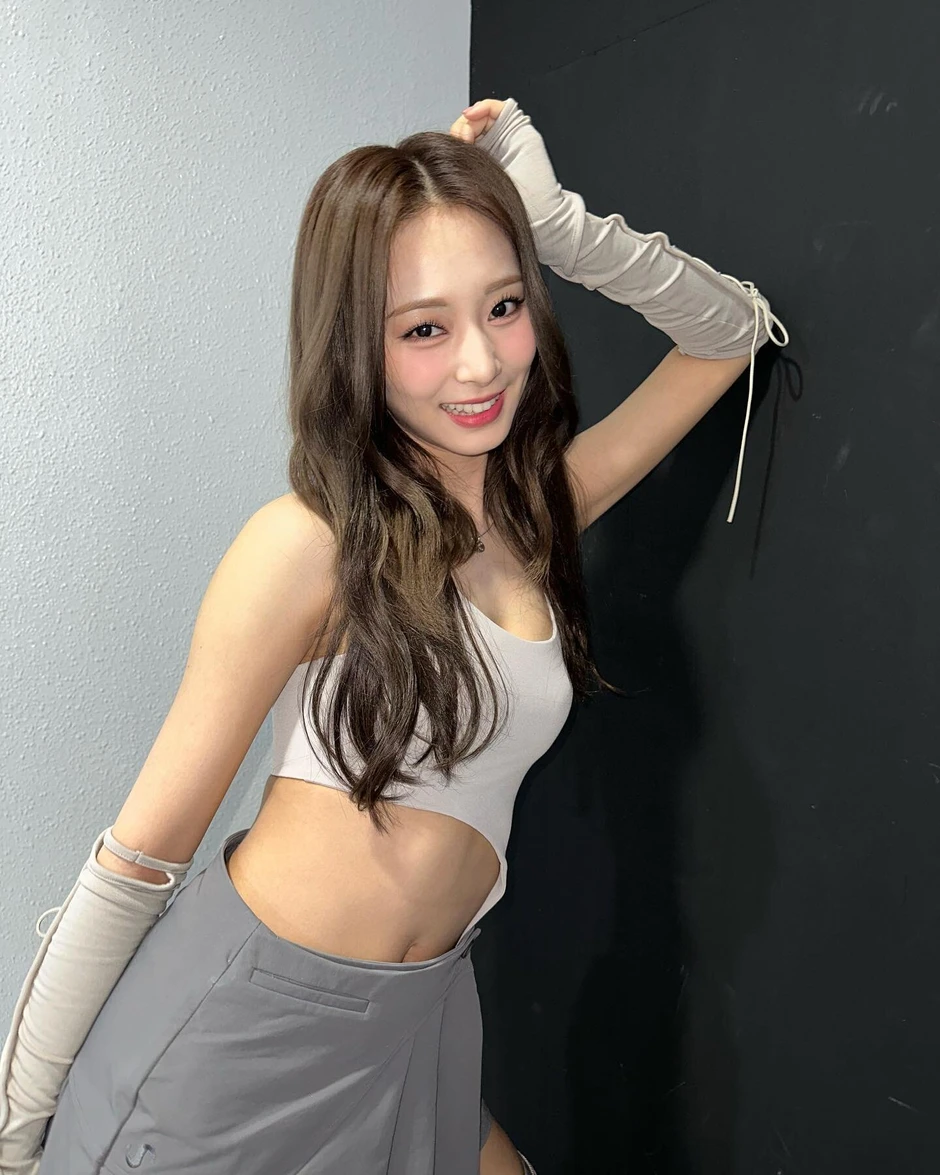 Mỹ nhân đẹp nhất thế giới khóc nức nở, về quê sau 10 năm bị cấm sóng lập tức làm nên lịch sử