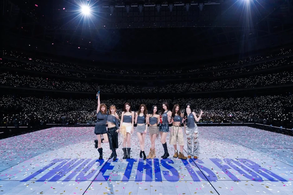 Mỹ nhân đẹp nhất thế giới khóc nức nở, về quê sau 10 năm bị cấm sóng lập tức làm nên lịch sử