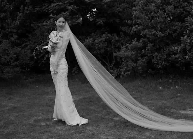 Mỹ nhân Gia Đình Là Số 1 thả dáng tại Việt Nam trước thềm đám cưới với “hồng hài nhi”