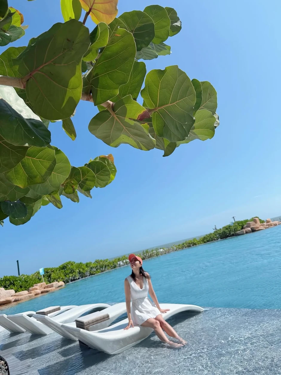 Mỹ nhân Gia Đình Là Số 1 thả dáng tại Việt Nam trước thềm đám cưới với “hồng hài nhi”