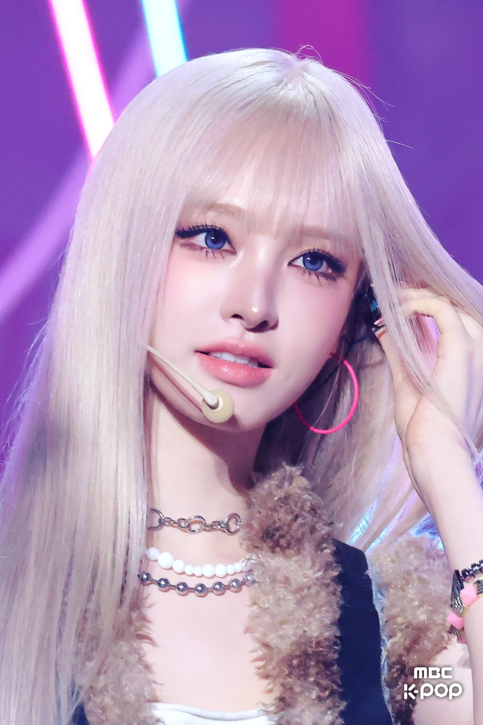 Mỹ nhân khổ nhất showbiz: Mất 3 năm để “vịt hoá thiên nga”, đẹp đến mấy cũng phải nhường spotlight