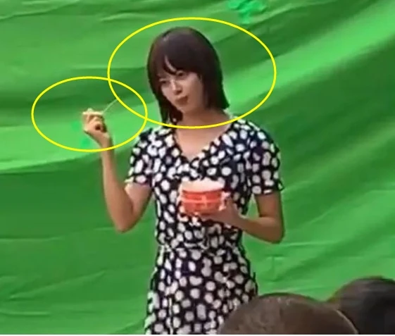 Mỹ nhân phim cung đấu ăn đậu hủ thối vô tư nhả vào tay trợ lý