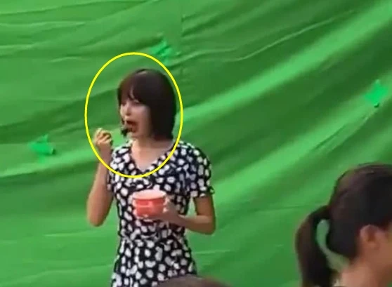 Mỹ nhân phim cung đấu ăn đậu hủ thối vô tư nhả vào tay trợ lý