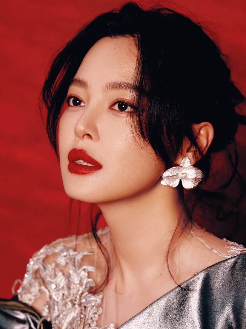 Mỹ nhân phim cung đấu ăn đậu hủ thối vô tư nhả vào tay trợ lý