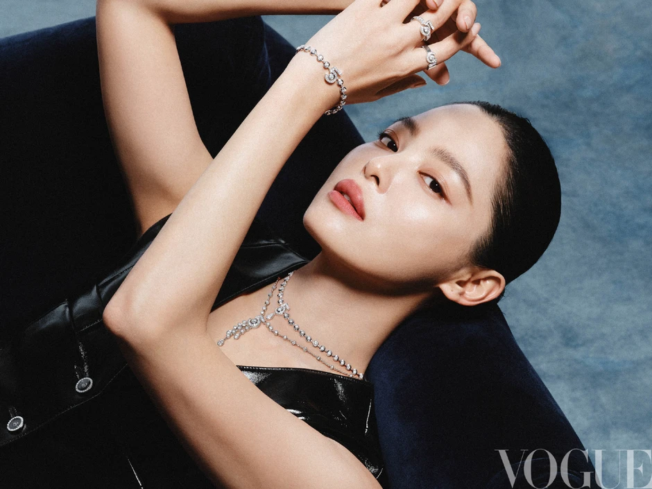 Mỹ nhân phim cung đấu ăn đậu hủ thối vô tư nhả vào tay trợ lý