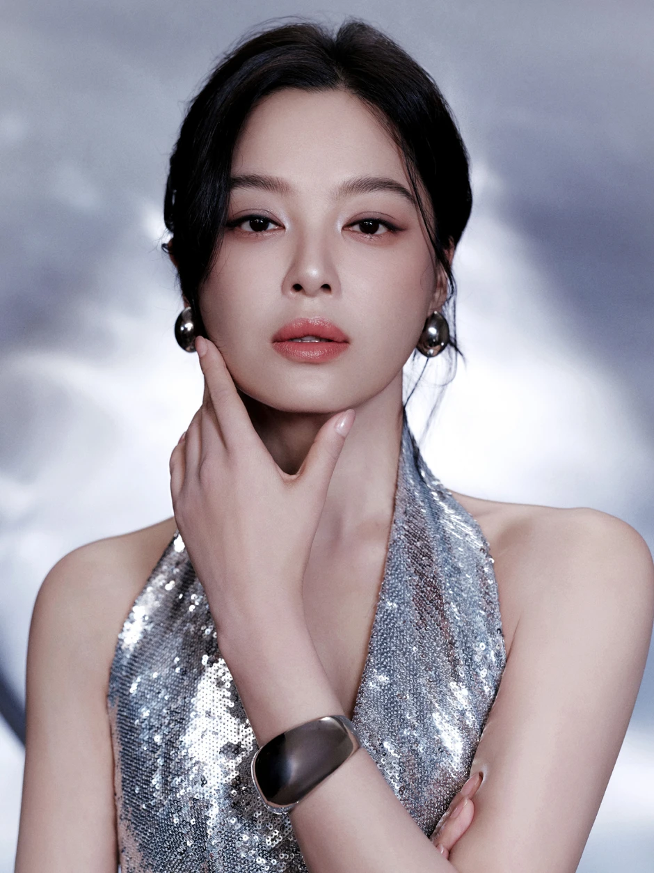 Mỹ nhân phim cung đấu ăn đậu hủ thối vô tư nhả vào tay trợ lý