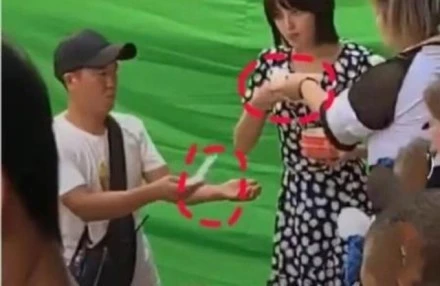 Mỹ nhân phim cung đấu ăn đậu hủ thối vô tư nhả vào tay trợ lý