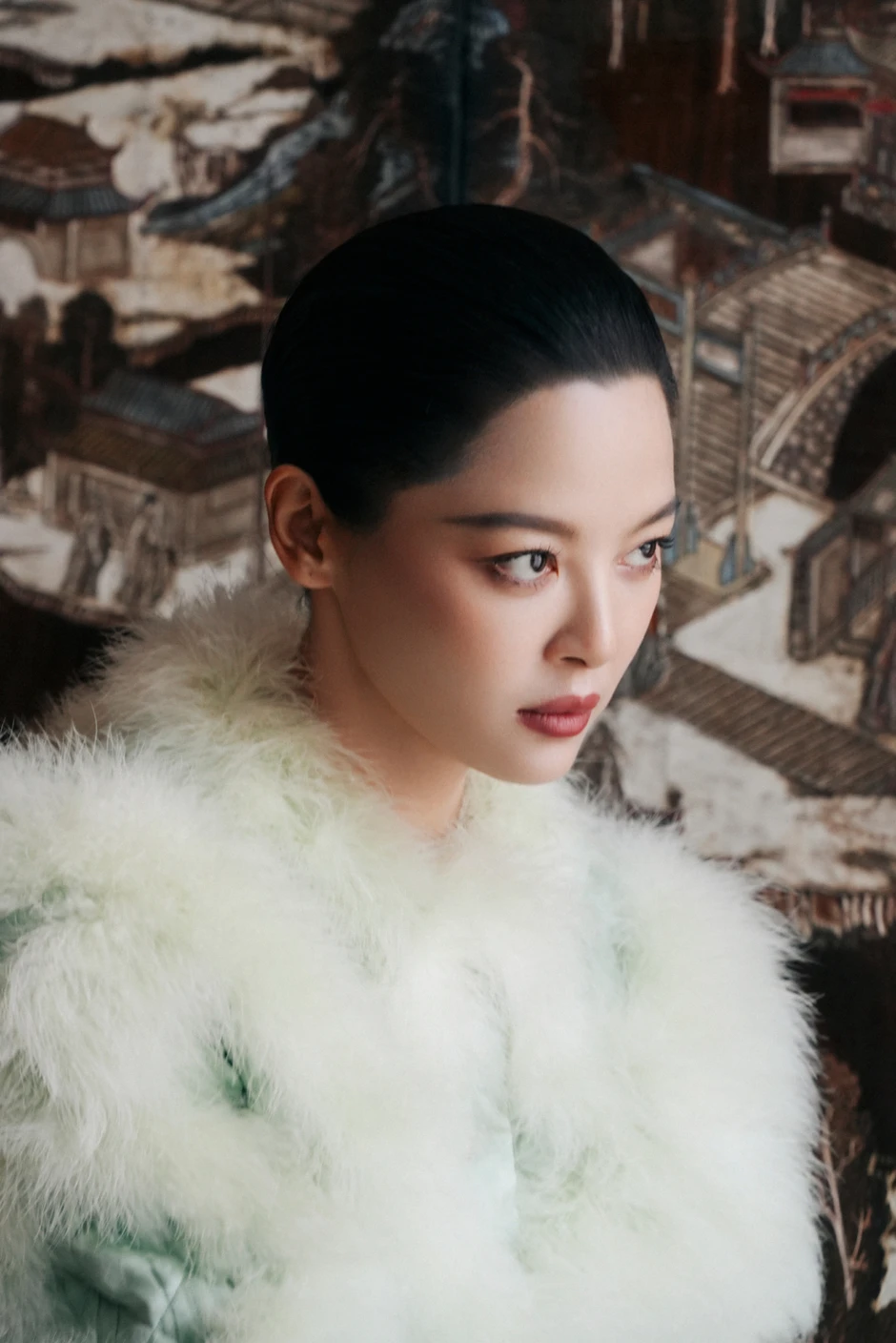 Mỹ nhân phim cung đấu ăn đậu hủ thối vô tư nhả vào tay trợ lý