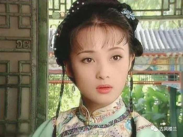 Mỹ nhân showbiz đang ăn, trợ lý riêng liền nhìn chằm chằm rồi lớn tiếng nhắc nhở: "Miếng thứ 3 rồi đó chị"