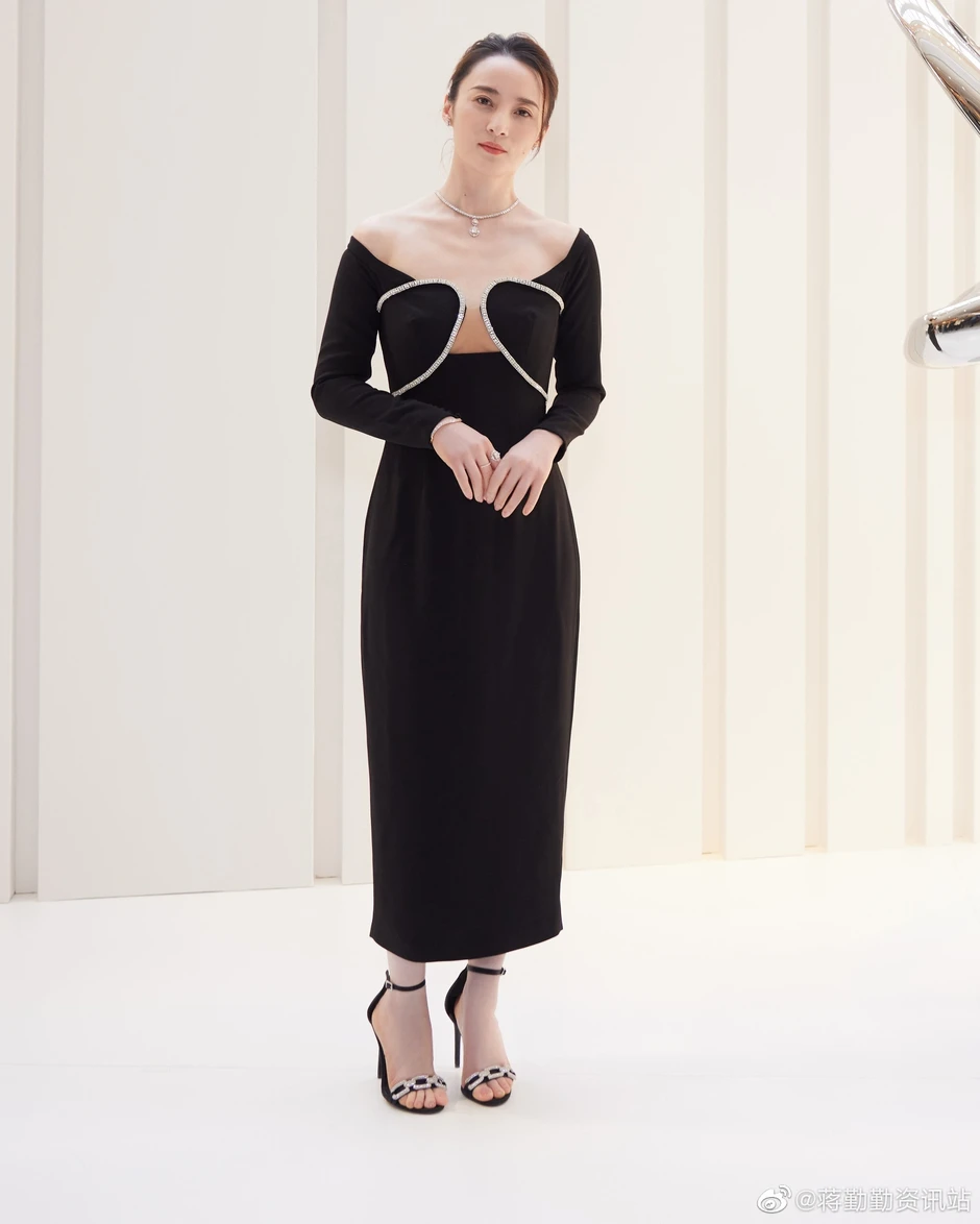 Mỹ nhân showbiz đang ăn, trợ lý riêng liền nhìn chằm chằm rồi lớn tiếng nhắc nhở: "Miếng thứ 3 rồi đó chị"