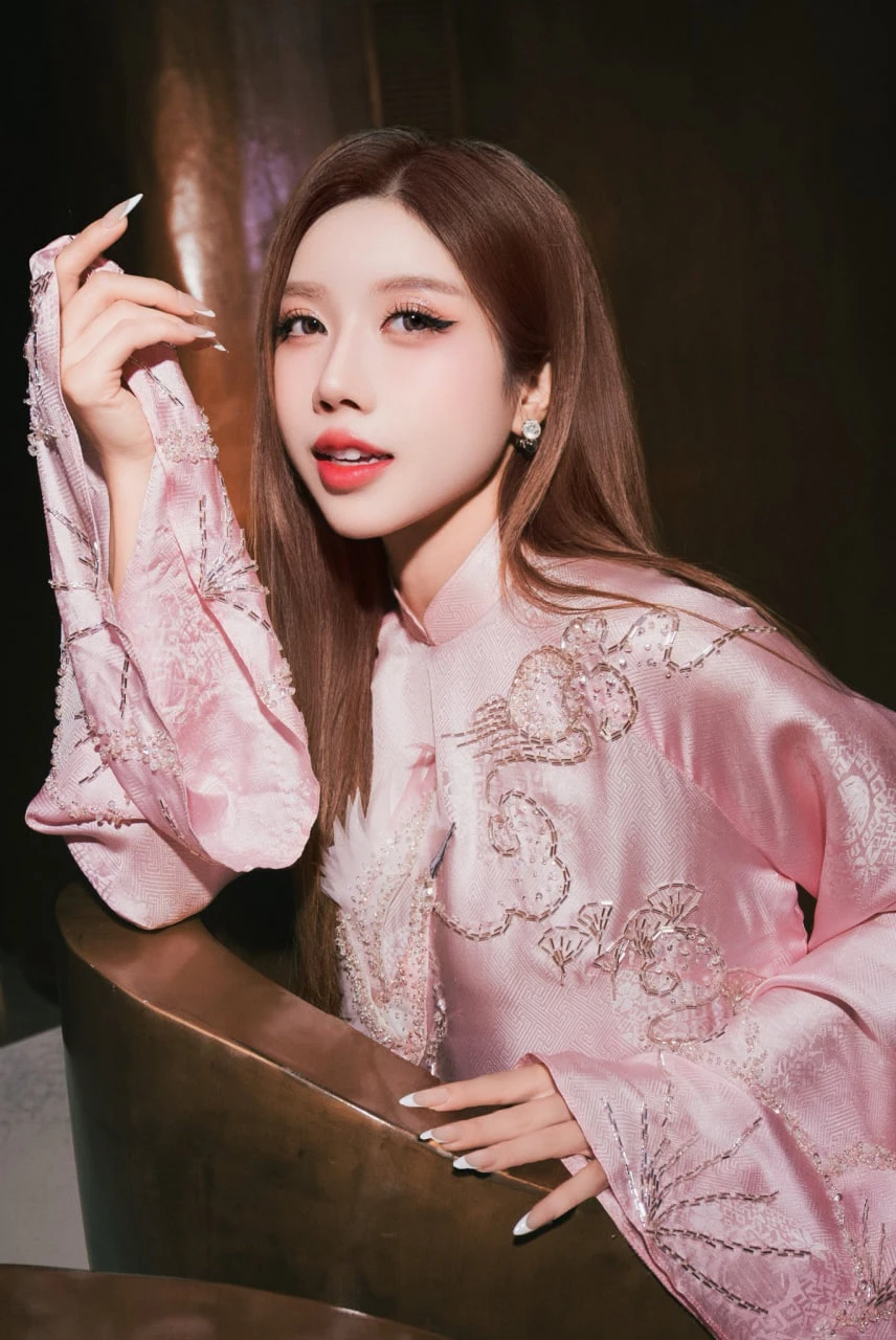 Mỹ nhân Việt gia thế khủng xuất hiện trong poster của Đạp Gió bản Trung mùa 7