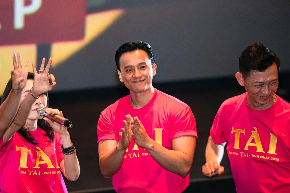 Mỹ Tâm hội ngộ bé gái 7 tuổi gây sốt tại A80 Mỹ Tâm hội ngộ bé gái 7 tuổi gây sốt tại A80