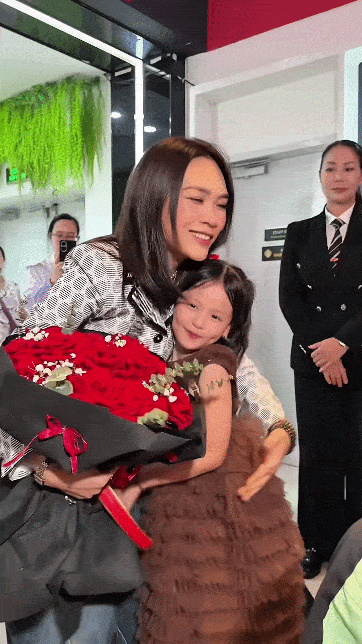 Mỹ Tâm hội ngộ bé gái 7 tuổi gây sốt tại A80 Mỹ Tâm hội ngộ bé gái 7 tuổi gây sốt tại A80