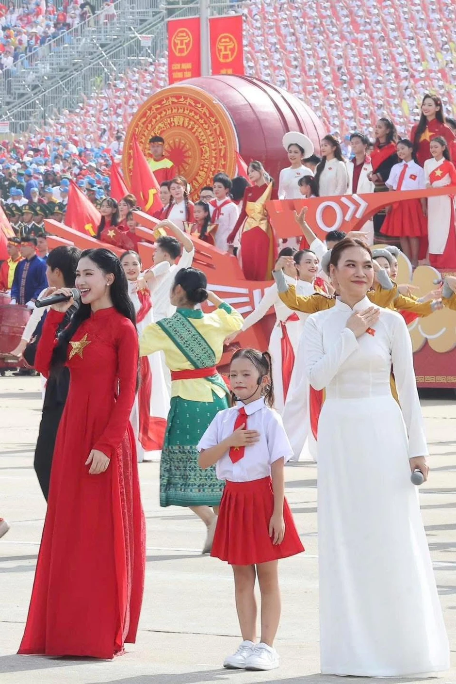 Mỹ Tâm hội ngộ bé gái 7 tuổi gây sốt tại A80 Mỹ Tâm hội ngộ bé gái 7 tuổi gây sốt tại A80