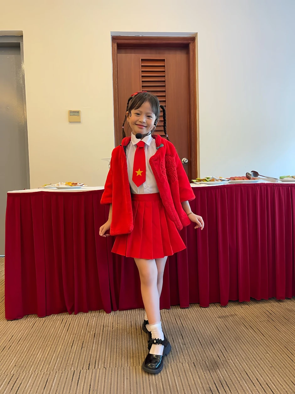 Mỹ Tâm hội ngộ bé gái 7 tuổi gây sốt tại A80 Mỹ Tâm hội ngộ bé gái 7 tuổi gây sốt tại A80